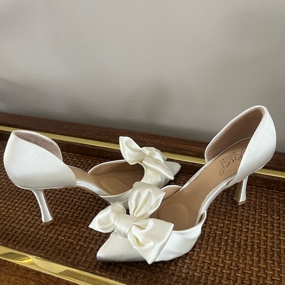 Elegant Jewel Badgley Mischka White Bow Bridal Pumps - Picture 3 of 15